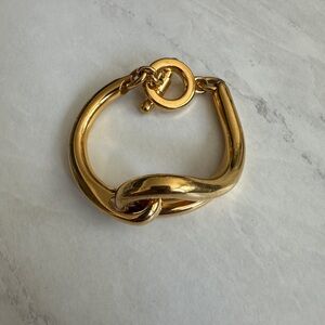 Elegant Gold Knot Bracelet